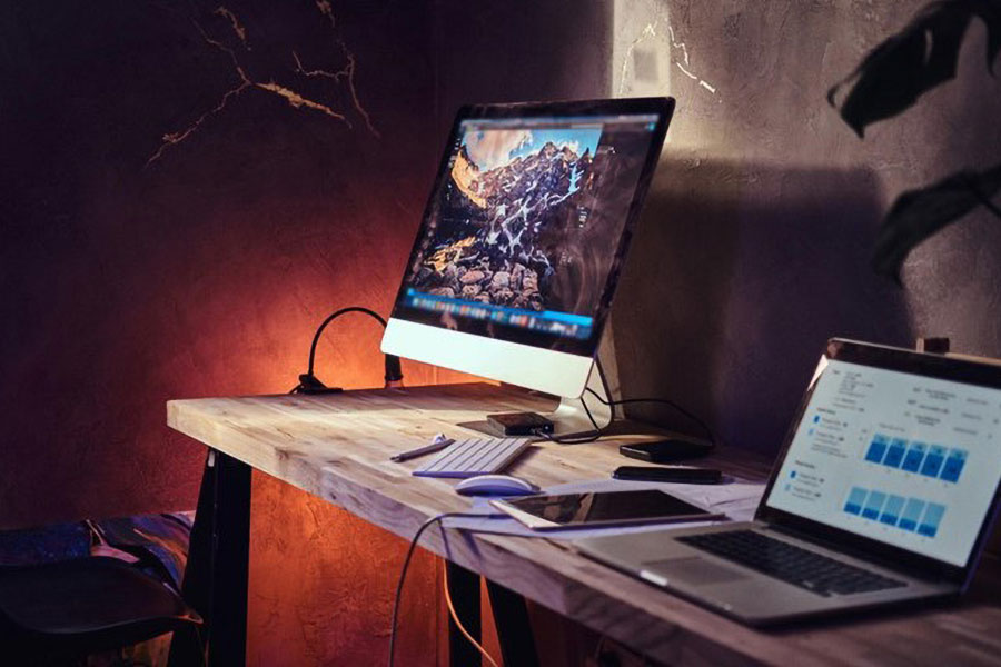 Picture of a Pc and a Laptop, it’s really crucial to decide between gaming laptop or desktop.