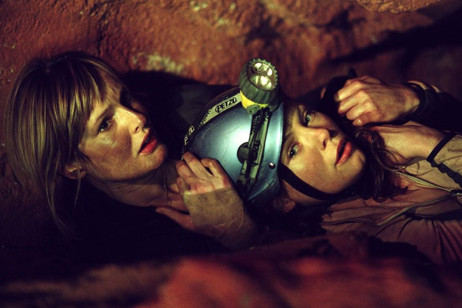 a picture of The Descent with its main characters, one of horror movies for gamers.