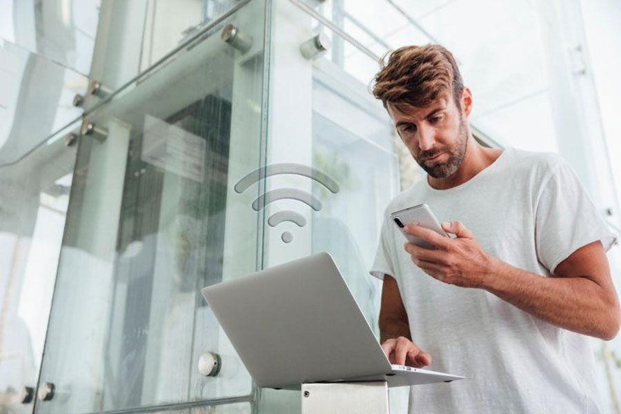 Picture of person Monitoring his Internet Speed, a good way to reduce ping in online games.