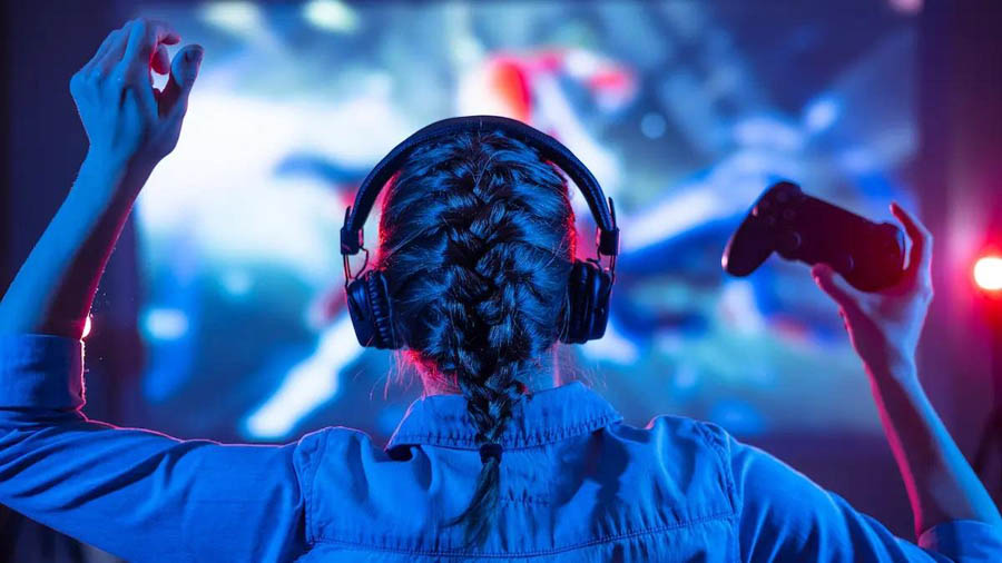 a girl playing video games in DreamHack Stockholm 2024>