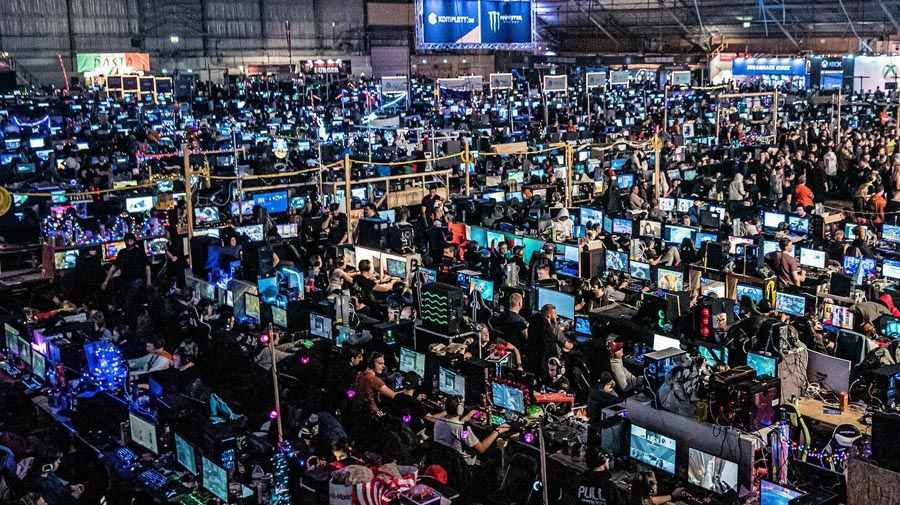 a club filled with people playong video games to gether in DreamHack Stockholm 2024.