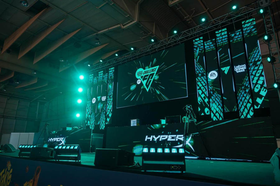 A photo of Lisboa Games Week with the EA FC logo is on the monitor.