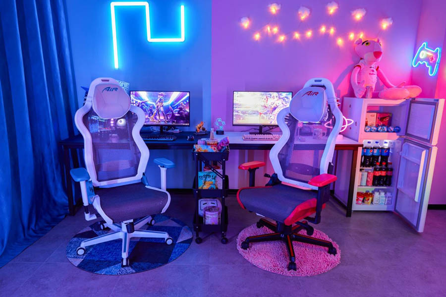 Image of two Respawn gaming chairs.